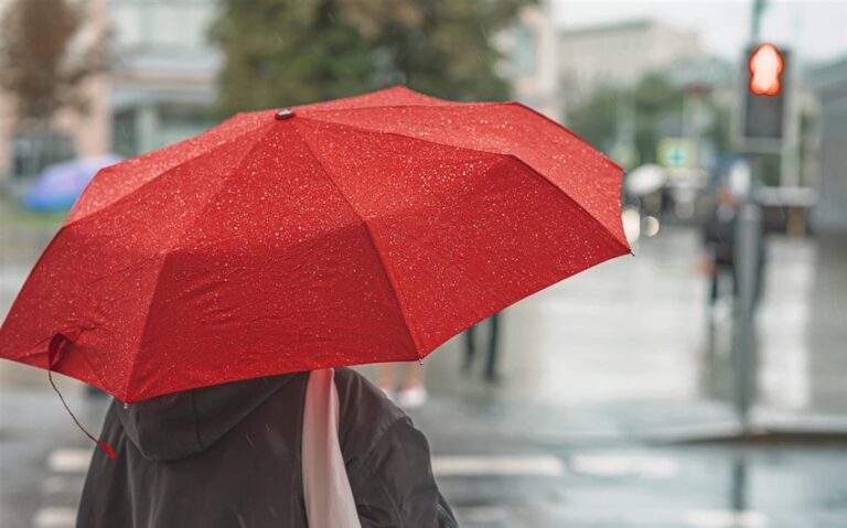 Can You Travel with an Umbrella? TSA Rules, Airline Policies, and Packing Tips