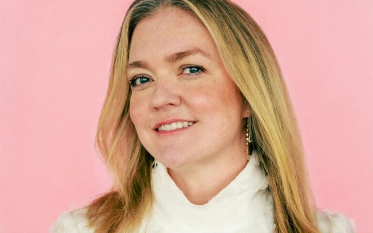 Colleen Hoover Net Worth in 2025: From Self-Publishing to Literary Stardom